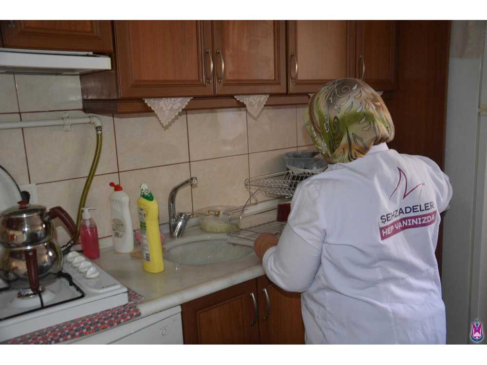 Manisa Şehzadeler Belediyesi Şehzadeler evde bakım hizmetiyle yüzleri