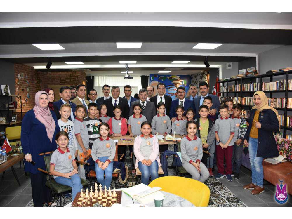 ŞEHZADELERDEKİ ÖĞRENCİLER 'YEŞİL KİTAP KAHVE'YE DAHA RAHAT ULAŞACAK