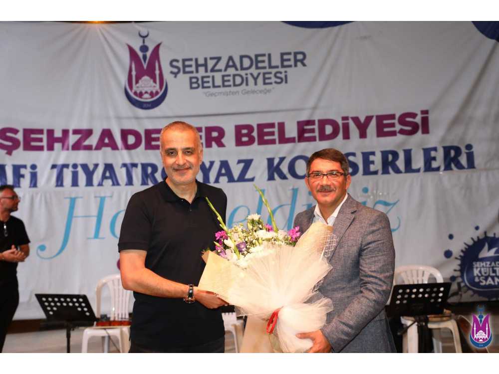 BEKİR DEVELİ 'BİZİM HİKAYEMİZ'LE MANİSALILARLA BULUŞTU